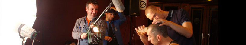 Kopfrasur des Gittaristen Rossig mit Filmteam